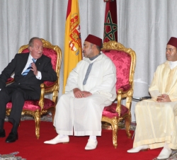 Su Majestad el Rey y Su Majestad el Rey Mohamed VI conversan en la Biblioteca Nacional